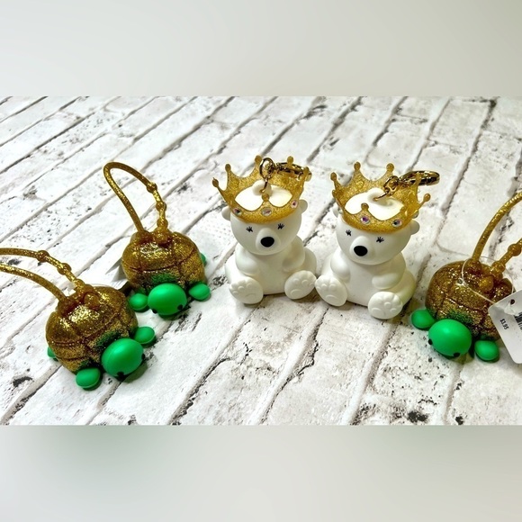 Bath & Body Works Pocketbac Sanitizer Holder Royal Ice Polar Bear 🐻‍❄️ Turtle - Picture 1 of 3
